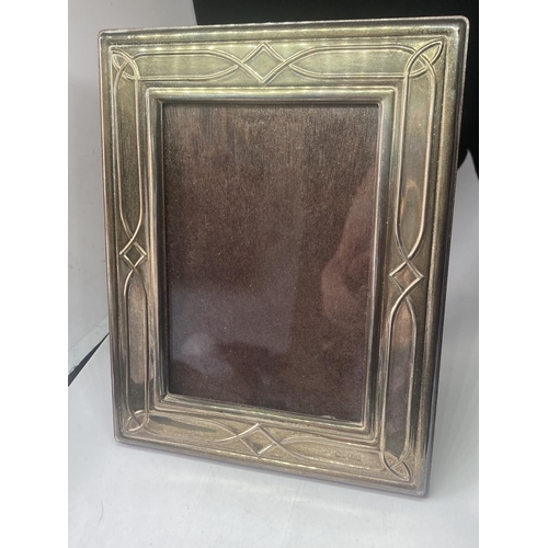 495 - A HALLMARKED SHEFFIELD SILVER PHOTOGRAPH FRAME TO HOLD A 3.5