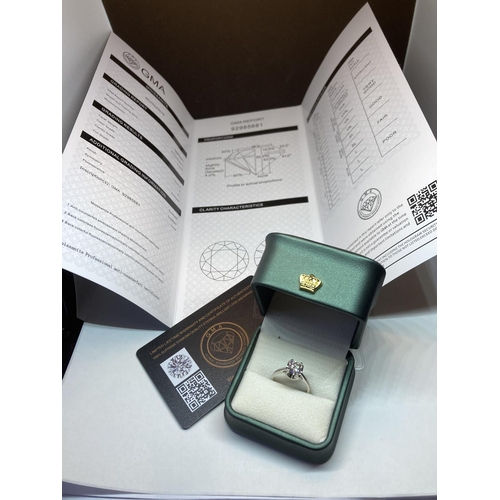 510 - A MARKED 925 RING WITH A ONE CARAT SOLITAIRE MOISSANITE SIZE N/O IN A PRESENTATION BOX WITH A GMA CE... 