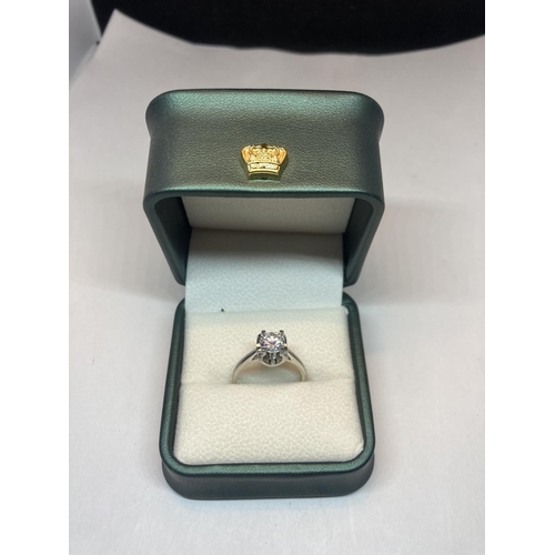 510 - A MARKED 925 RING WITH A ONE CARAT SOLITAIRE MOISSANITE SIZE N/O IN A PRESENTATION BOX WITH A GMA CE... 