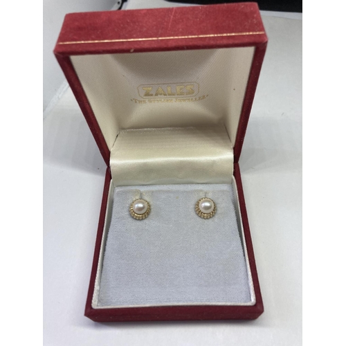 514 - A PAIR OF 9 CARAT GOLD AND PEARL EARRINGS IN A PRESENTATION BOX