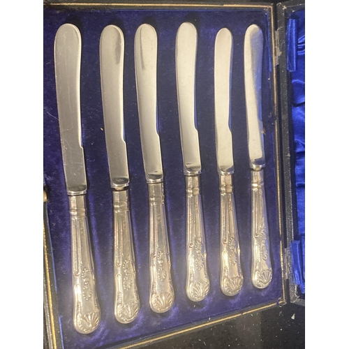 63 - A SET OF SIX HALLMARKED SHEFFIELD SILVER HANDLED BUTTER KNIVES IN A PRESENTATION BOX