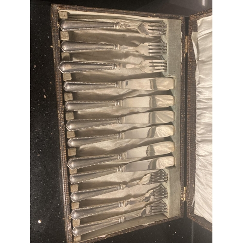 65 - A SET OF HALLMARKED 1925 BIRMINGHAM SILVER FISH KNIVES AND FORKS IN A PRESENTATION BOX