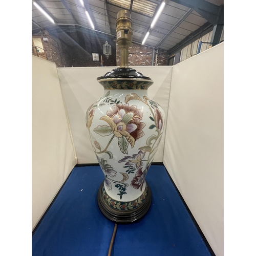 68 - AN ORIENTAL STYLE CERAMIC TABLE LAMP ON A WOODEN BASE