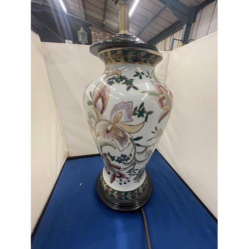 68 - AN ORIENTAL STYLE CERAMIC TABLE LAMP ON A WOODEN BASE