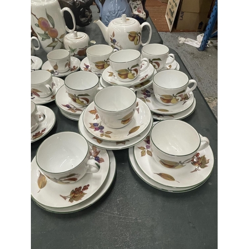 82 - A LARGE COLLECTION OF ROYAL WORCESTER EVESHAM TEA AND COFFEE WARE TO INCLUDE TEAPOT, COFFEE POT, MIL... 