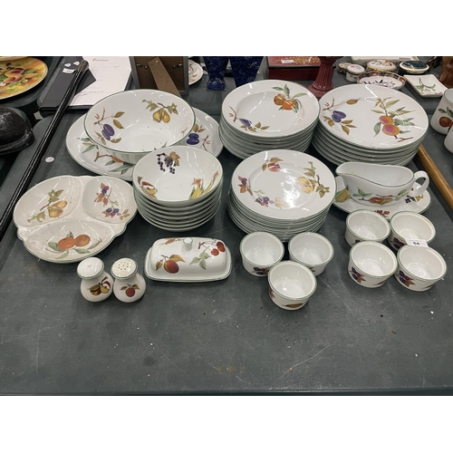 84 - A COLLECTION OR ROYAL WORCESTER EVESHAM DINNERWARE TO INCLUDE PLATES, SIDE PLATES, BOWLS, RAMEKINS, ... 