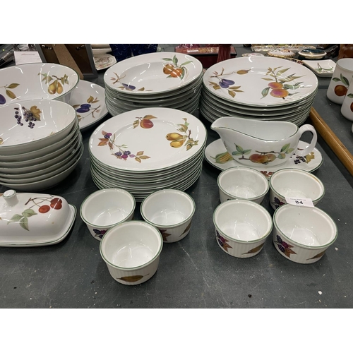 84 - A COLLECTION OR ROYAL WORCESTER EVESHAM DINNERWARE TO INCLUDE PLATES, SIDE PLATES, BOWLS, RAMEKINS, ... 