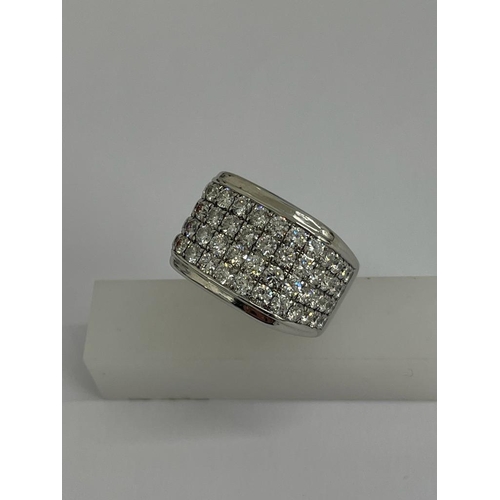 464 - A GENTLEMAN'S 14 CARAT WHITE GOLD RING SET WITH APPROXIMATELY 5 CARATS OF BRILLIANT CUT DIAMONDS, CO... 