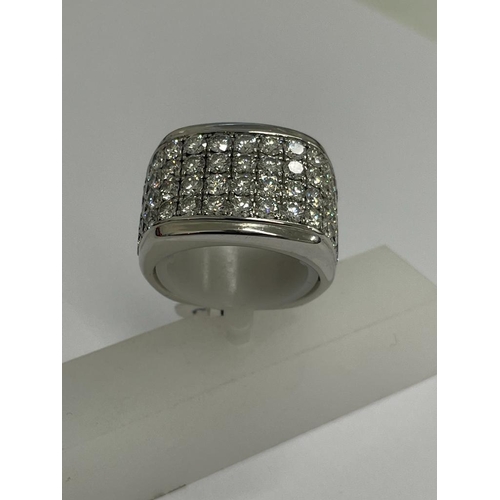 464 - A GENTLEMAN'S 14 CARAT WHITE GOLD RING SET WITH APPROXIMATELY 5 CARATS OF BRILLIANT CUT DIAMONDS, CO... 