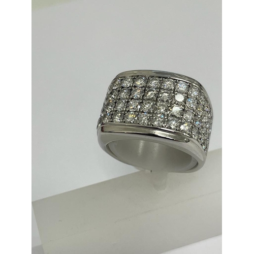 464 - A GENTLEMAN'S 14 CARAT WHITE GOLD RING SET WITH APPROXIMATELY 5 CARATS OF BRILLIANT CUT DIAMONDS, CO... 