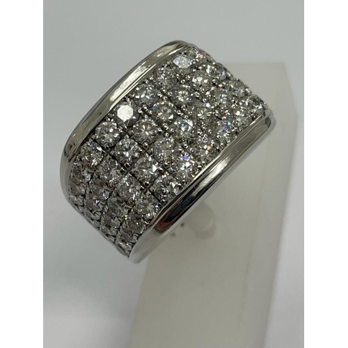 464 - A GENTLEMAN'S 14 CARAT WHITE GOLD RING SET WITH APPROXIMATELY 5 CARATS OF BRILLIANT CUT DIAMONDS, CO... 