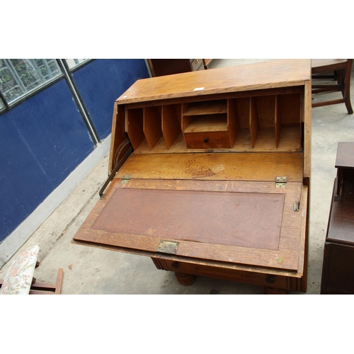 3141 - A MID 20TH CENTURY OAK BUREAU - 30