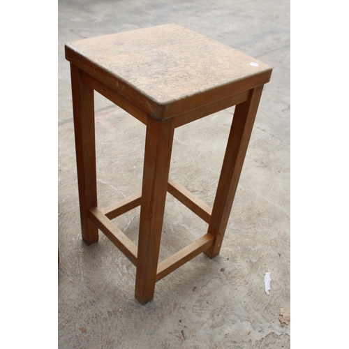 3145 - A MODERN LAMP TABLE, PINE BEDSIDE CHEST AND BEECH STOOL