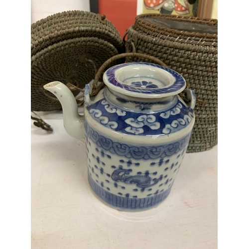 434 - AN ANTIQUE BLUE AND WHITE CHINESE TEAPOT IN ORIGINAL BASKET