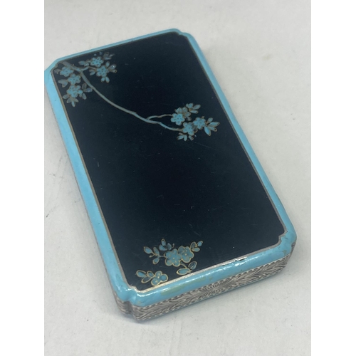 4A - A SILVER AND ENAMEL TRINKET BOX WITH A TURQUOISE BLUE AND BLACK ORIENTAL BIRD DECORATION