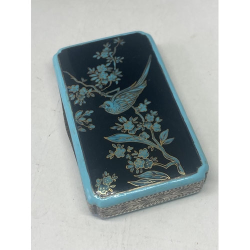 4A - A SILVER AND ENAMEL TRINKET BOX WITH A TURQUOISE BLUE AND BLACK ORIENTAL BIRD DECORATION