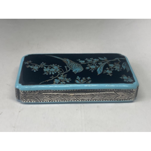 4A - A SILVER AND ENAMEL TRINKET BOX WITH A TURQUOISE BLUE AND BLACK ORIENTAL BIRD DECORATION