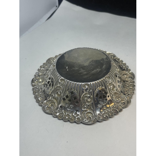 12 - A HALLMARKED BIRMINGHAM SILVER CIRCULAR DISH GROSS WEIGHT 35.4 GRAMS