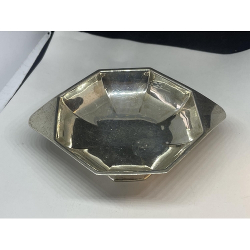 50 - A HALLMARKED LONDON SILVER OCTAGONAL FOOTED DISH GROSS WEIGHT 107.5 GRAMS