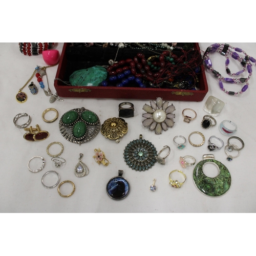 133 - A BOX CONTAINING VINTAGE COSTUME JEWELLERY TO INCLUDE BROOCHES, RINGS, NECKLACES, ETC.,