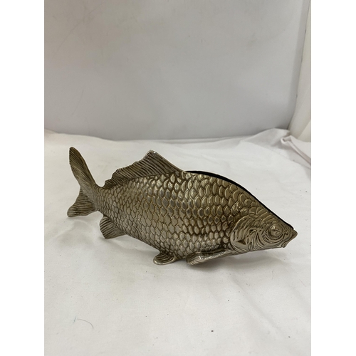 149 - A VINTAGE BRASS FISH SHAPED NAPKIN HOLDER