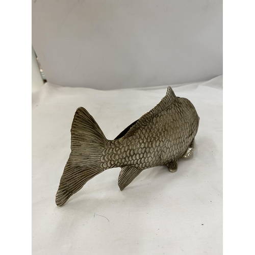 149 - A VINTAGE BRASS FISH SHAPED NAPKIN HOLDER