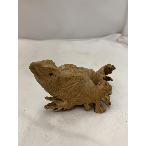 183 - A VINTAGE CARVED DRIFTWOOD WOOD FROG AND LIZARD