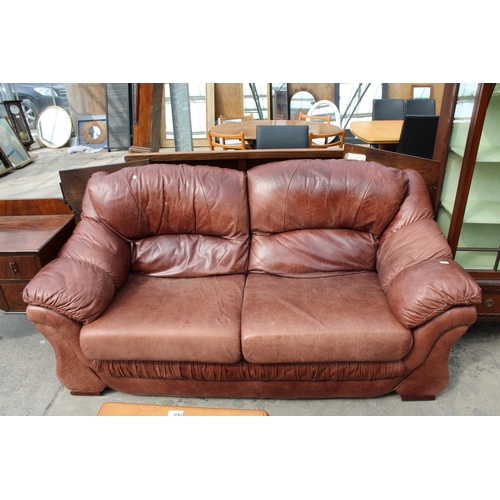 2886 - A MODERN BROWN LEATHER TWO SEATER SETTEE