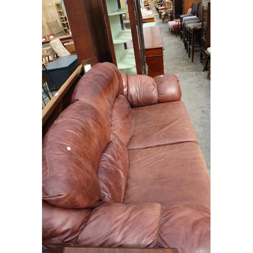 2886 - A MODERN BROWN LEATHER TWO SEATER SETTEE