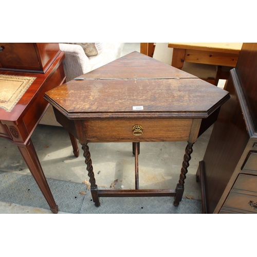 2920 - AN EARLY 20TH CENTURY OAK CORNER TABLE WITH SINGLE DRAWER ON BARLEY-TWIST LEGS, 30