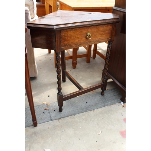 2920 - AN EARLY 20TH CENTURY OAK CORNER TABLE WITH SINGLE DRAWER ON BARLEY-TWIST LEGS, 30