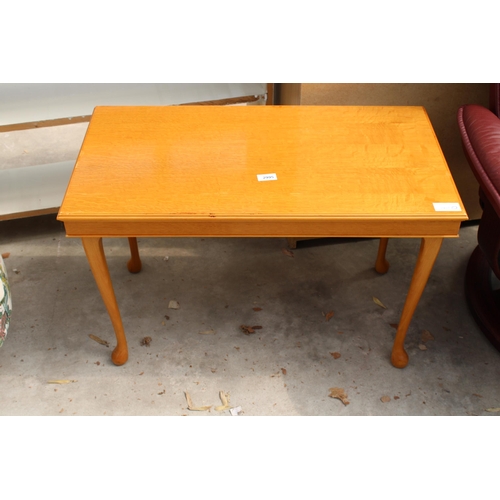 2995 - AN OAK COFFEE TABLE ON CABRIOLE LEGS, 30