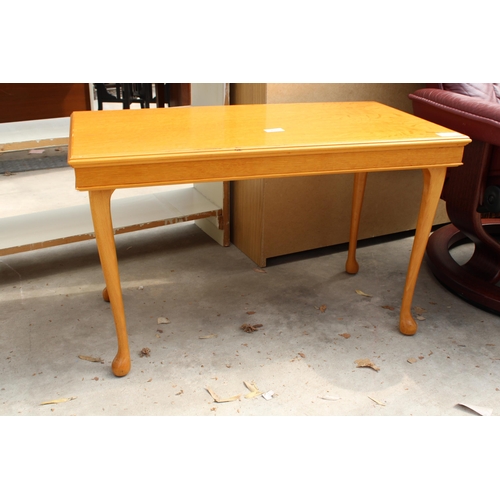 2995 - AN OAK COFFEE TABLE ON CABRIOLE LEGS, 30