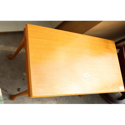 2995 - AN OAK COFFEE TABLE ON CABRIOLE LEGS, 30