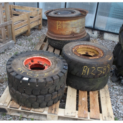 1040 - 6 WHEELS AND TYRES SKID STEER ETC  + VAT