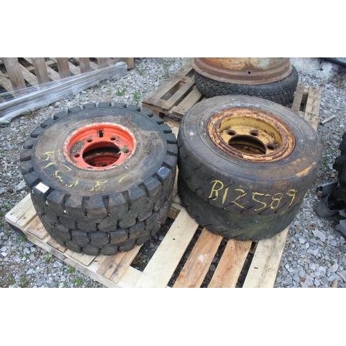 1040 - 6 WHEELS AND TYRES SKID STEER ETC  + VAT