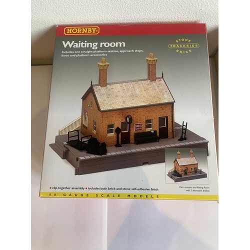 419 - TWO AS NEW AND BOXED HORNBY 00 GAUGE RAILWAY MODELS TO INCLUDE A BOOKING HALLA AND A WAITING ROOM