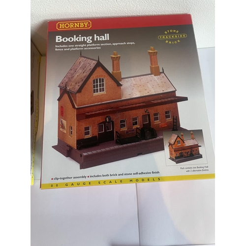 419 - TWO AS NEW AND BOXED HORNBY 00 GAUGE RAILWAY MODELS TO INCLUDE A BOOKING HALLA AND A WAITING ROOM