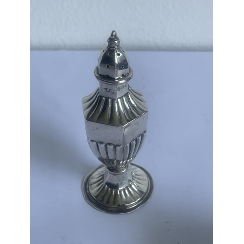 7 - A HALLMARKED BIRMINGHAM SILVER CRUET SET (SALT LACKING LINER) GROSS WEIGHT WITHOUT MUSTARD POT LINER... 