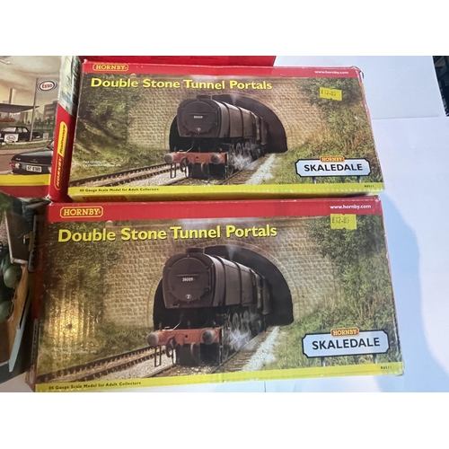 422 - FIVE BOXED HORNBY MODELS TO INCLUDE FUEL OIL TANKS, DOUBLE STONE TUNNEL PORTALS, A DIESEL MAINTENANC... 