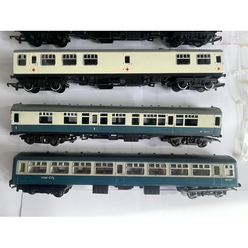 453 - FIVE 00 GAUGE PASSENGER CARRIAGES THREE MARKED TRIANG