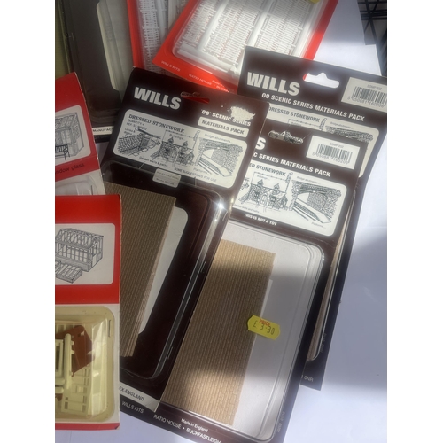 456 - SIXTEEN PACKETS OF WILLS SCENIC MATERIALS KITS TO INCLUDE A SECURITY GATE KIT, GRANITE SETS, DRESSED... 