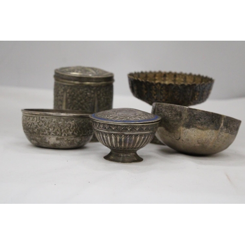 105 - A MIXED LOT OF INDIAN SILVER TO INCLUDE TWO TRINKET BOXES, POSY BOWL ETC