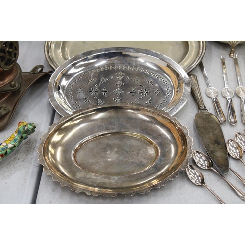 109 - A MIXED LOT OF SILVER PLATE TO INCLUDE PLATES, SPOONS, GRAVY BOWL, SUGAR CASTER ETC