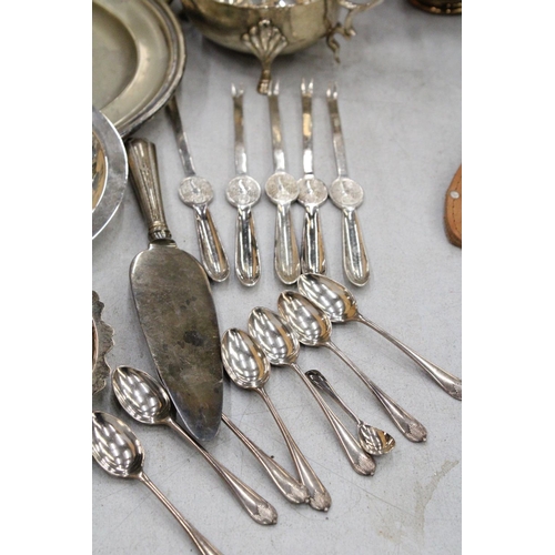 109 - A MIXED LOT OF SILVER PLATE TO INCLUDE PLATES, SPOONS, GRAVY BOWL, SUGAR CASTER ETC