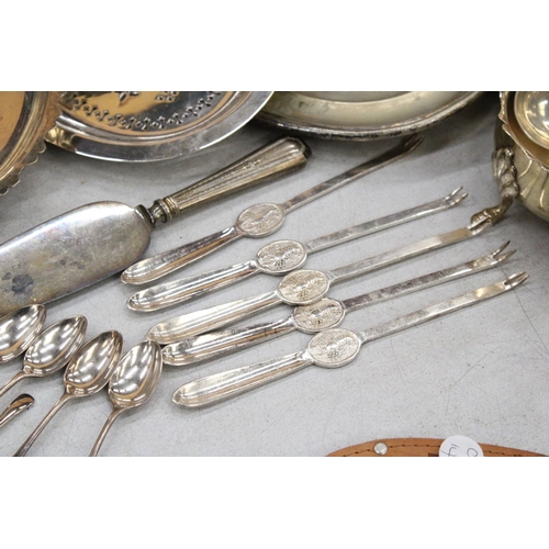 109 - A MIXED LOT OF SILVER PLATE TO INCLUDE PLATES, SPOONS, GRAVY BOWL, SUGAR CASTER ETC