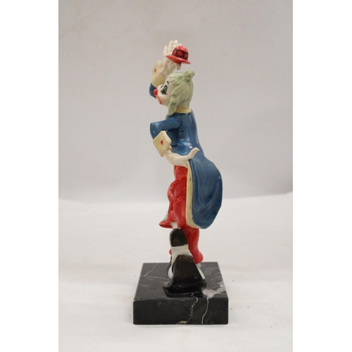 148 - AN ITALIAN CLOWN BY FONTANINI, ON A CARRARA MARBLE BASE, HEIGHT 23CM