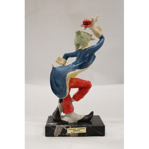 148 - AN ITALIAN CLOWN BY FONTANINI, ON A CARRARA MARBLE BASE, HEIGHT 23CM