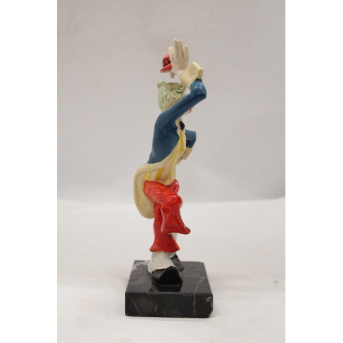 148 - AN ITALIAN CLOWN BY FONTANINI, ON A CARRARA MARBLE BASE, HEIGHT 23CM