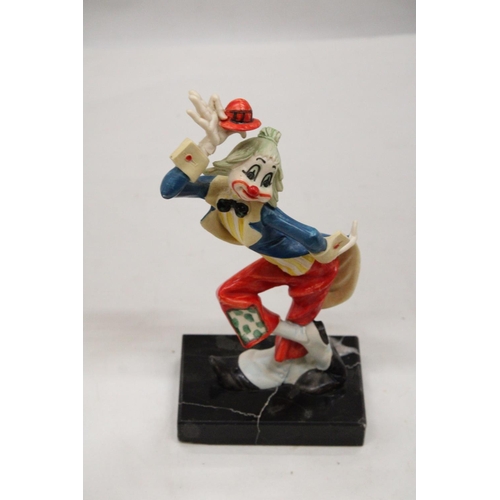 148 - AN ITALIAN CLOWN BY FONTANINI, ON A CARRARA MARBLE BASE, HEIGHT 23CM